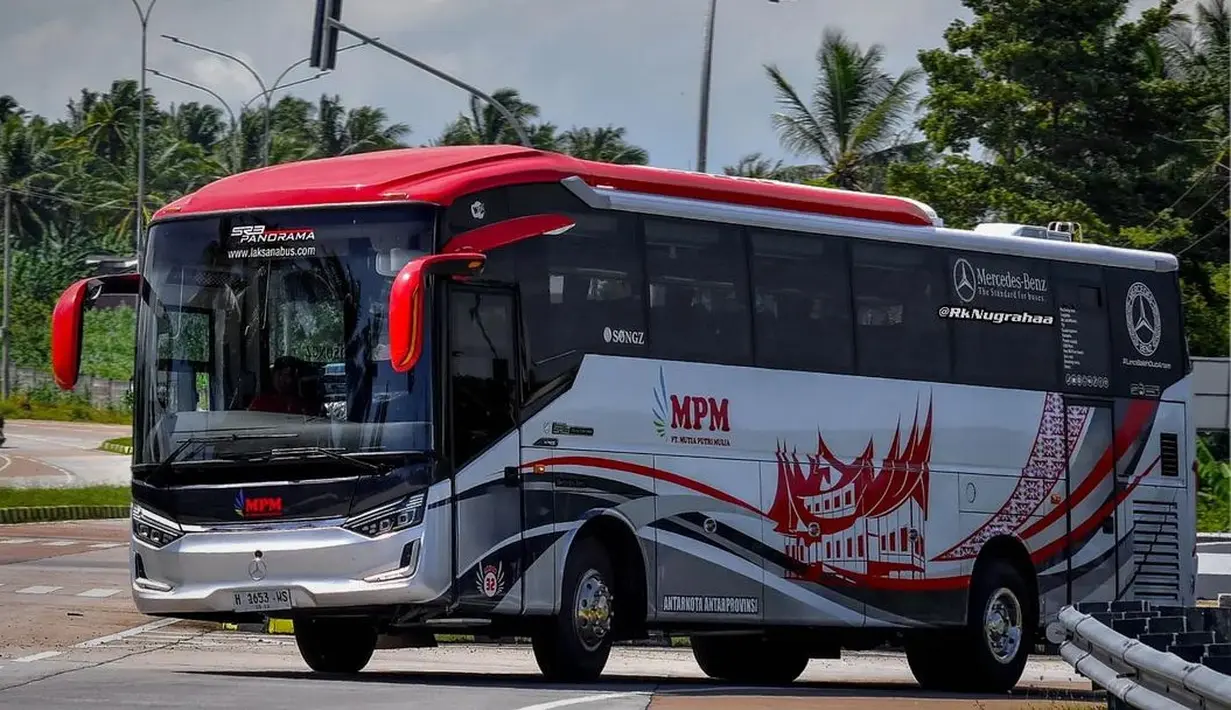 Laksana Legacy SR3 Panorama HD merupakan kelas high deck dari laksana yang menggunakan kaca depan model single glass. Kaca single tersebut memberikan kesan klasik dan minimalis ala bus lawas. (Source: Instagram/@rknugrahaa)