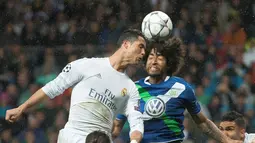 Striker Real Madrid, Cristiano Ronaldo, duel dengan bek Wolfsburg, Dante, pada leg kedua perempat final Liga Champions di Stadion Santiago Bernabeu, Madrid, Rabu (13/4/2016) dini hari WIB. (AFP/Curto De La Torre)