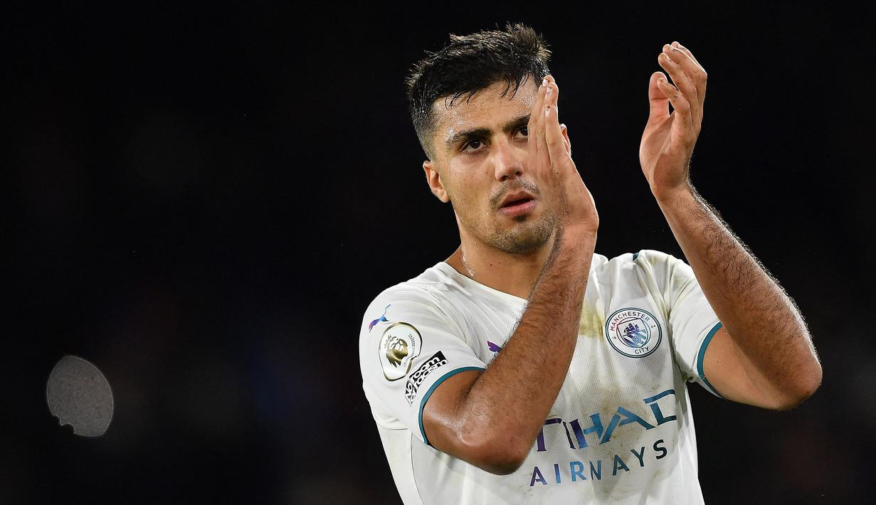 Di sektor gelandang bertahan ada nama Rodri yang selalu dipercaya Pep Guardiola. Pemain bernomor punggung 16 itu tampil disiplin di lini tengah Manchester City. (AFP/Ben Stansall)