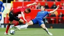 Pemain Manchester United Nemanja Matic (kiri) dan pemain Chelsea Cesar Azpilicueta berebut bola saat bertanding dalam lanjutan Liga Inggris 2018-2019 di Old Trafford, Manchester, Inggris, Minggu (28/4/2019). Pertandingan berakhir dengan skor 1-1. (Martin Rickett/PA via AP)