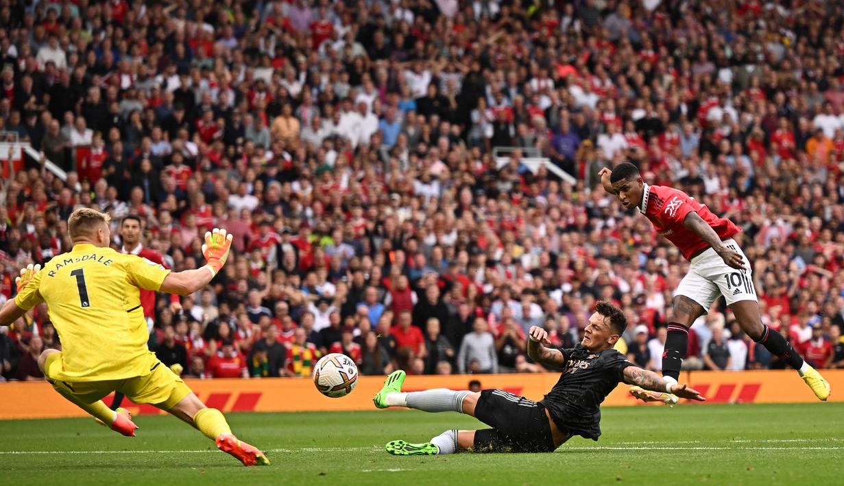 Manchester United. Hingga pekan ke-19 Liga Inggris 2022/2023, Arsenal masih memimpin klasemen dengan 44 poin, hasil dari 14 kali menang, 2 kali imbang dan 1 kali kalah. Satu-satunya kekalahan The Gunners diderita dari Manchester United pada pekan ke-6 (4/9/2022). Saat itu MU sukses mengalahkan Arsenal dengan skor 3-1 di Old Trafford lewat gol-gol dari Anthony dan dwigol Marcus Rashford. Satu-satunya gol Arsenal dicetak Bukayo Saka. (AFP/Oli Scarff)