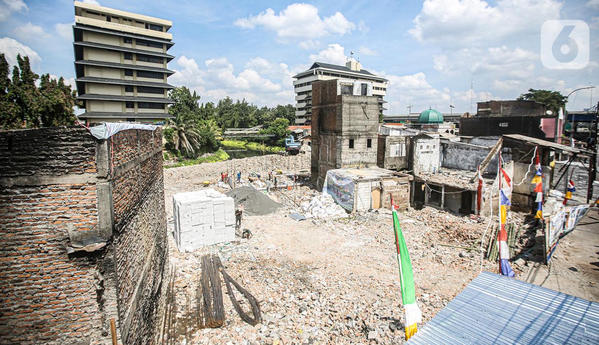 Aktivitas pembangunan Kampung Gembira Gembrong, Jakarta, Senin (4/7/2022). Revitalisasi permukiman korban kebakaran Pasar Gembrong di RW 001 ini ditargetkan rampung pada September 2022 mendatang serta menelan biaya Rp7,8 miliar. (Liputan6.com/Faizal Fanani)