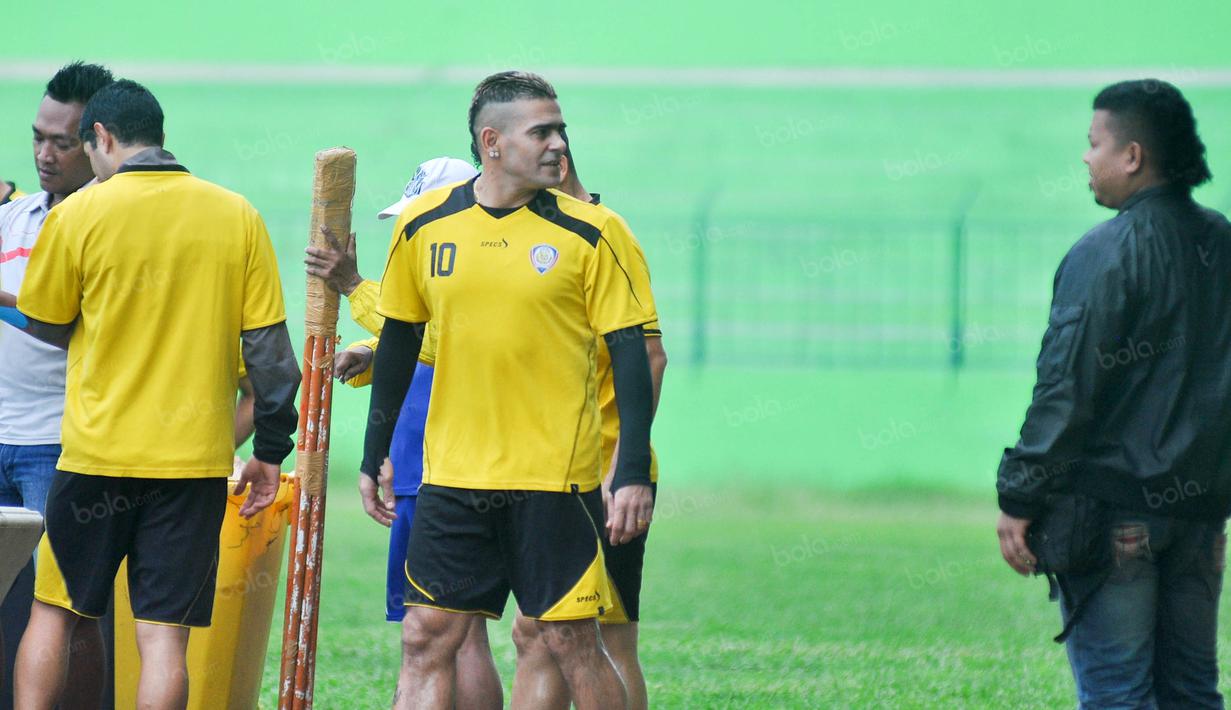 Cristian Gonzales (2kanan)  tengah berbincang dengan bodyguard saat sesi latihan di Stadion Gajayana, Malang, Senin (23/5/2016). (Bola.com/Iwan Setiawan)