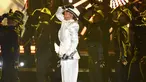 Penyanyi Jennifer Lopez (JLo) saat menyanyikan lagu "Dinero" dalam acara Billboard Music Awards 2018 di Las Vegas, AS (20/5). JLo beraksi dengan bergaya seperti Raja Pop Dunia, mendiang Michael Jackson. (AP Photo/Chris Pizzello)