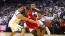 Pebasket Warriors, Klay Thompson #11 berebut bola dengan pebasket Houston, Clint Capela #15 pada laga perdana NBA 2017 di Oracle Arena, Oakland, (17/10/2017).  Rockets menang 122-121. Rockets menang 122-121. (Ezra Shaw/Getty Images/AFP)