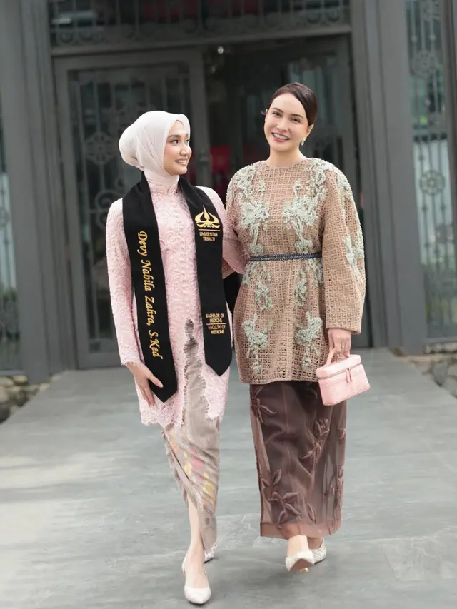 Shandy Aulia di Wisuda Keponakan. [@shandyaulia]