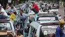 Para pengemudi angkutan berbagai jurusan Tanah Abang menggelar unjuk rasa di depan Balai Kota, Jakarta, Senin (22/1). Para sopir ini menuntut dibukanya jalan Jatibaru Raya dan putaran di depan Blok A Tanah Abang. (Liputan6.com/Faizal Fanani)