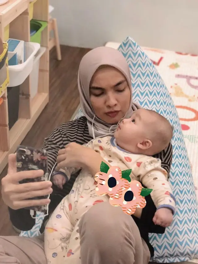 6 Potret Tika Bravani Momong Buah Hati, Penuh Kehangatan