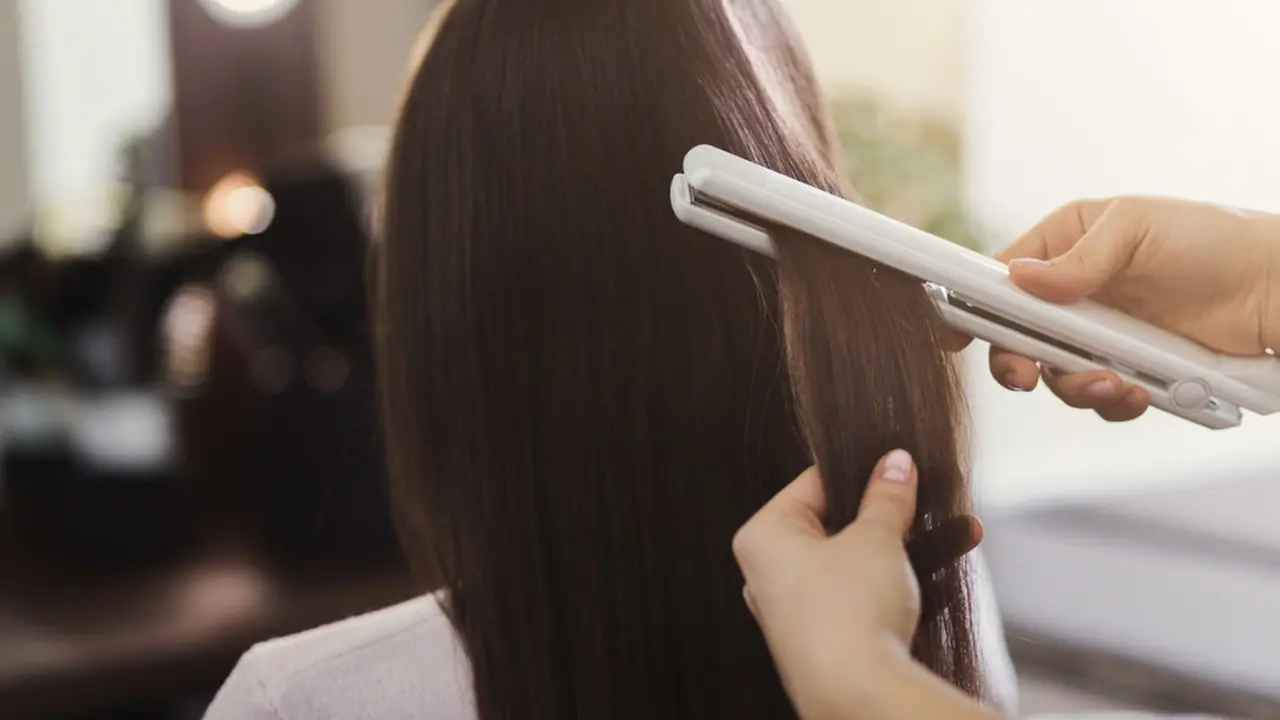 Meluruskan Rambut Tanpa Rebonding? Ini Dia Tipsnya!