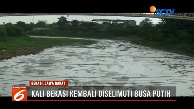 Busa putih yang diduga limbah industri kembali selimuti Kali Bekasi.