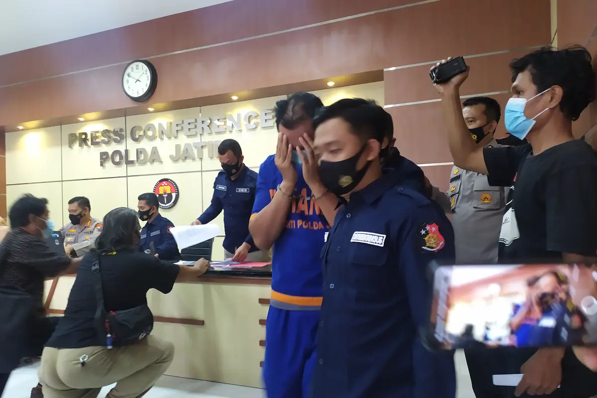 Polisi menangkap BD terkait prositusi anak di bawah umur. (Dian Kurniawan/Liputan6.com)