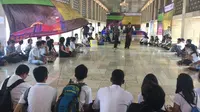 Para pelajar mengikuti kegiatan wisata rumah ibadat (Liputan6.com/Muhammad Radityo Priyasmoro)