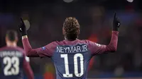 Bintang PSG, Neymar merayakan golnya ke gawang Celticc pada laga grup B Liga Champions di Parc des Princes stadium, Paris, (22/11/2017). PSG menang telak 7-0. (AP/Christophe Ena)