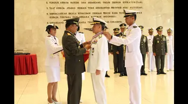 Panglima TNI Jenderal TNI Dr. Moeldoko menyematkan Tanda Kehormatan Republik Indonesia Bintang Jalasena Utama kepada Pangab Korea di Mabes TNI Cilangkap, Jakarta Timur, Selasa (20/01/2015). (Puspen TNI)