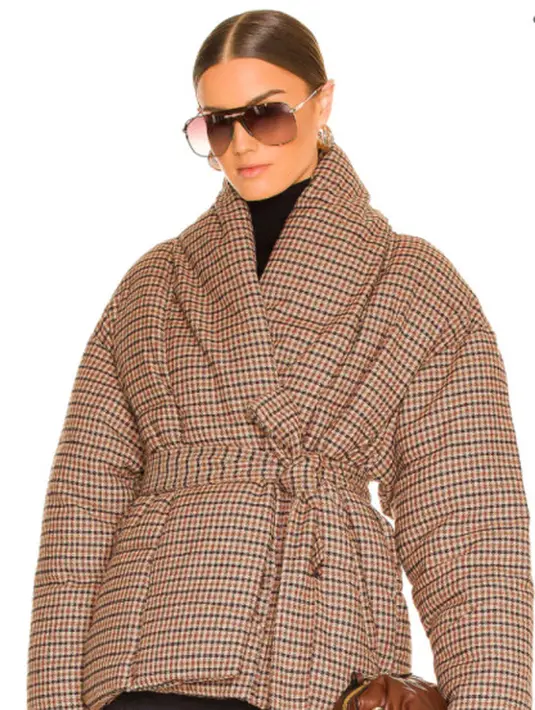 Puffer dengan kerah cowl ini adalah pilihan sempurna untuk tampil dengan jaket dan ingin menghadirkan nuansa sporty. Pola kotak-kotak juga akan menyempurnakan tampilanmu secara keseluruhan. Foto: Pinterest.