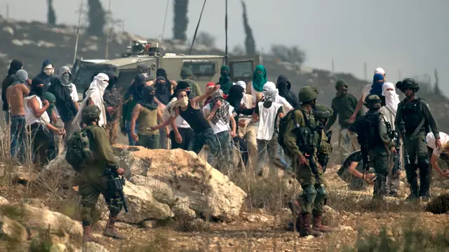 Bentrok Pengunjuk Rasa Palestina dengan Pasukan Israel di Ramallah