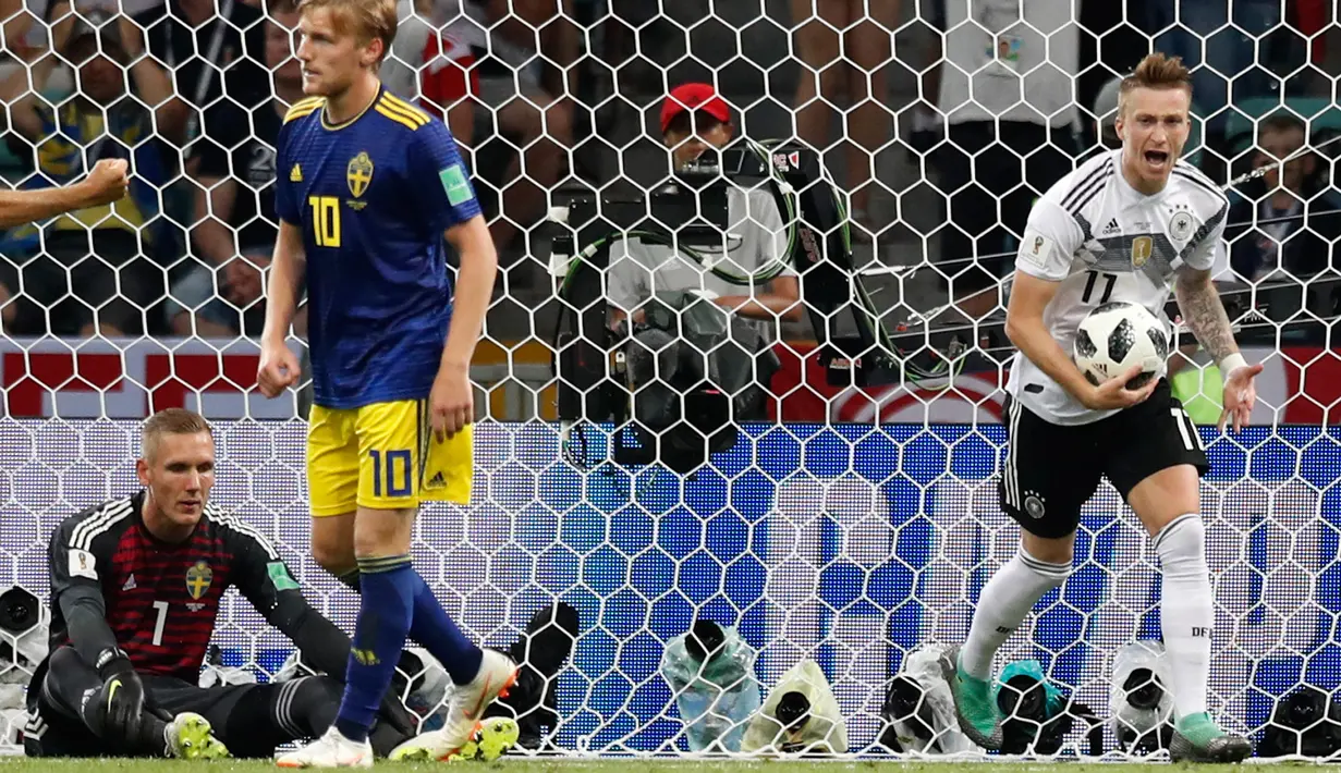 Pemain Jerman Marco Reus membawa bola usai membobol gawang Swedia dalam pertandingan Piala Dunia 2018 di Stadion Fisht, Rusia (23/6). Jerman menang dramatis atas Swedia dengan skor akhir 2-1. (AP/Rebecca Blackwell)