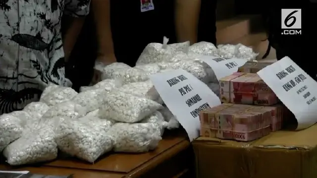 Bareskrim Polri menangkap produsen sekaligus distributor Pil PCC di daerah Cimahi. Ribuan pil PCC siap edar disita kepolisian.