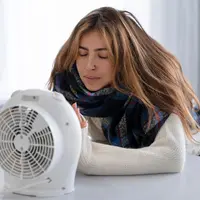 ilustrasi mengarahkan kipas ke wajah secara langsung/copyright&nbsp;freepik.com/freepik