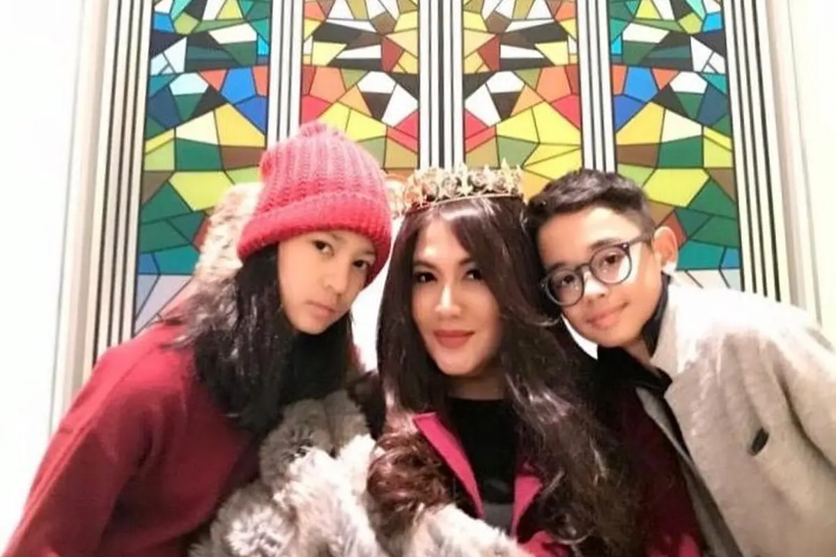 Beranjak Remaja, Ini 6 Potret Anak Kembar Cornelia Agatha yang Makin Menawan