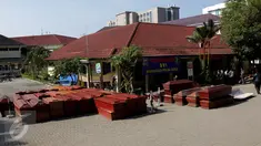 Sejumlah peti mati telah disiapkan di depan RSUP Haji Adam Malik, Medan, Sumatera utara, Kamis (2/7/2015). Setelah menjalani pemeriksaan dan teridentifikasi, jenazah korban Hercules C-130 akan dipulangkan ke keluarga korban. (Liputan6.com/Johan Tallo)