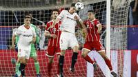 Duel pemain Sevilla, Clement Lenglet (kiri) dan pemain Bayern, Thiago pada leg pertama Liga Champions di Sanchez Pizjuan stadium, Seville, (3/4/2018) waktu setempat. Beyern menang 2-1. (AP/Miguel Morenatti)