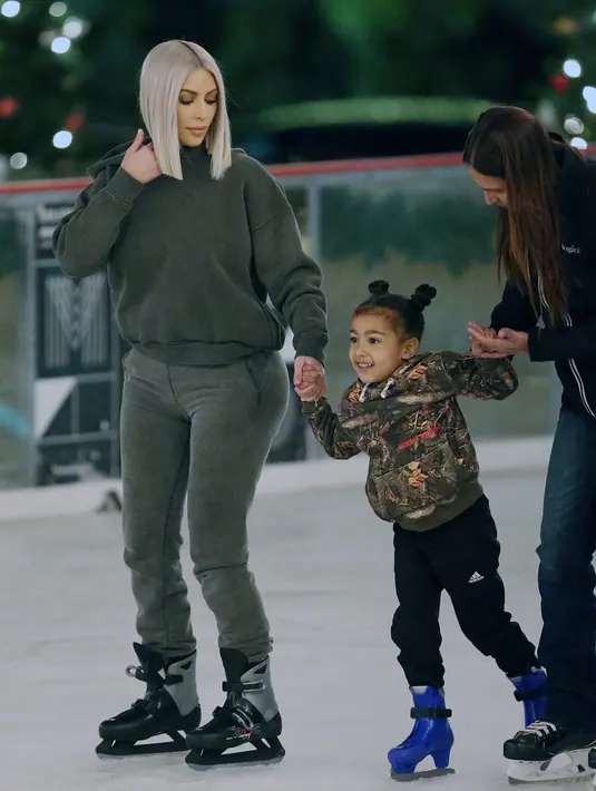 Dirinya bahkan terlihat menghabiskan waktu liburnya bersama dengan North dan Siant West bermain ice skating di California. (Brewer - Prahl - Splash News - HollywoodLife)