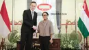 Menlu RI Retno Marsudi bersalaman dengan Menlu Hungaria Péter Szijjártó sebelum melakukan pertemuan di Gedung Pancasila, Kementerian Luar Negeri, Jakarta, Kamis (23/1/2020). Pertemuan tersebut membahas hubungan birateral kedua bela negara di bidang ekonomi. (Liputan6.com/Faizal Fanani)