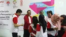 CdM Asian Games 2018 Komjen Pol Syafruddin bersalaman dengan para atltet saat mengunjungi pelatnas cabor Bridge di Wisma PKBI, Jakarta, Rabu (25/4). Kunjungan tersebut untuk memantau persiapan jelang laga di Asian Games 2018. (Liputan6.com/Arya Manggala)