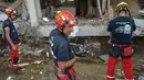 Anggota dari Pemadam Kebakaran Darurat Internasional Prancis bersiap memasuki hotel Mercure untuk mencari korban gempa dan tsunami di Palu, Sulteng (4/10). Sebanyak 1.411 orang telah dikonfirmasi tewas akibat bencana tersebut. (AFP Photo/Mohd Rasfan)