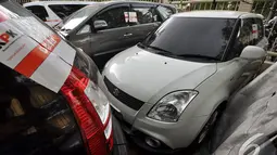 Berdasarkan pantauan Liputan6.com di lapangan parkir KPK, kendaraan yang disita antara lain sebuah mobil jenis Alphard, Kijang Innova, Camry Hybrid, Suzuki Swift dan Honda CRV, Jakarta, Selasa (23/12/2014). (Liputan6.com/Mihtahul Hayat)