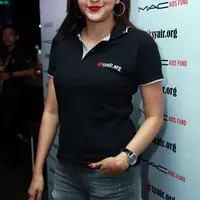 Selain itu, sederet nama seperti Donna Agnesia, Darius Sinathrya, Terry Putri, Maria Selena, dan Bambang Pamungkas tampil di atas panggung dengan menggelar konser mini di Hard Rock Cafe, Sudirman, Jakarta Pusat, Selasa (1/12). (Deki Prayoga/Bintang.com)
