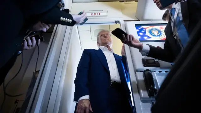 Presiden AS Donald Trump berbicara kepada wartawan tentang konflik Israel-Iran di dalam Air Force One [Brendan Smialowski/AFP]