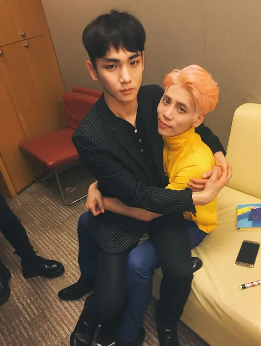 Tangis Key SHINee pecah saat peti Jonghyun dimasukan ke dalam mobil jenazah. Ia tampaknya masih tak percaya jika Jonghyun pergi untuk selama-lamanya. (foto: koreaboo.com)