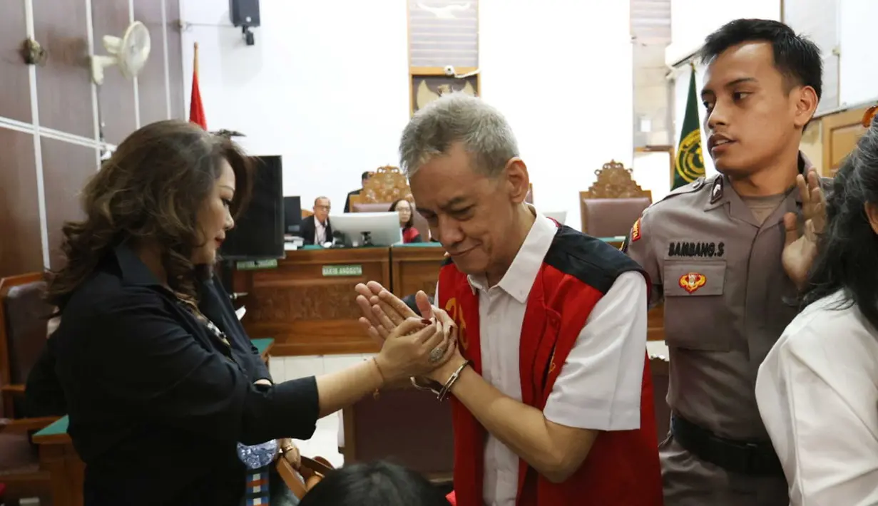 Sebelumnya, pada sidang terdahulu, Fariz RM dituntut hukuman pidana penjara 6 tahun penjara dan denda Rp800 Juta. (KapanLagi.com/Budy Santoso)