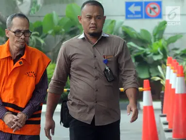 Tersangka Kepala Kantor Kemenag Kabupaten Gresik, Muhammad Muafaq Wirahadi bersiap menjalani pemeriksaan di gedung KPK, Jakarta, Selasa (16/4/2019). Muhammad Muafaq Wirahadi diperiksa sebagai tersangka terkait kasus suap jual beli jabatan di Kementerian Agama, Jawa Timur. (merdeka.com/Dwi Narwoko)