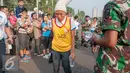 Seorang peserta terlihat letih saat mengikuti lomba lari 10K di Silang Monas, Jakarta, Minggu (26/9/2015). Lomba lari tersebut dibuka oleh Panglima TNI Jenderal TNI Gatot Nurmantyo dan digelar untuk memperingati Hut TNI ke 70. (Liputan6.com/Faizal Fanani)