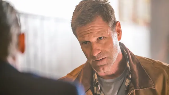 Aaron Eckhart sebagai Steve Vail dalam film The Bricklayer. (Foto: Dok. Millennium Media/ Eclectic Pictures)