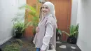 Kesha Ratuliu segera jadi ibu tiga anak di usianya yang 26 tahun. Meski sudah jadi ibu, tak sedikit netizen yang memuji Kesha Ratuliu tetap awet muda bak ABG. Padu padan busana yang stylish dan kekinian tentunya membuat Kesha seperti gadis. Sedang mengandung anak ketiga, bintang sinetron lawas Lupus Milenia ini tetap aktif berkegiatan dan mengurus buah hatinya. (Liputan6.com/IG/@kesharatuliu05)