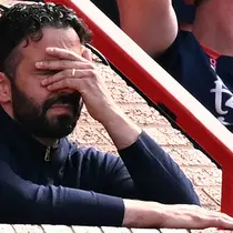 Ekspresi kecewa pelatih Manchester United, Ruben Amorim dengan memegang kepalanya saat laga lanjutan Liga Inggris 2024/2025 melawan West Ham di Old Trafford, Manchester, Inggris, Minggu (11/05/2025) waktu setempat. (AFP/Oli Scarff)