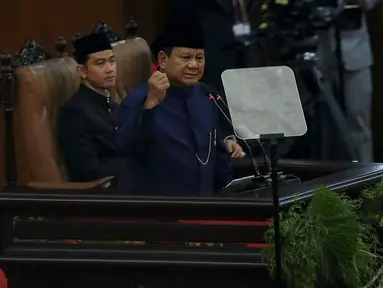 Presiden Republik Indonesia, Prabowo Subianto saat menyampaikan pidato pertamanya di depan sidang paripurna pelantikan Presiden dan Wakil Presiden terpilih periode 2024-2029 di Gedung Nusantara I Kompleks Parlemen, Jakarta, Minggu (20/10/2024). (Liputan6.com/Herman Zakharia)