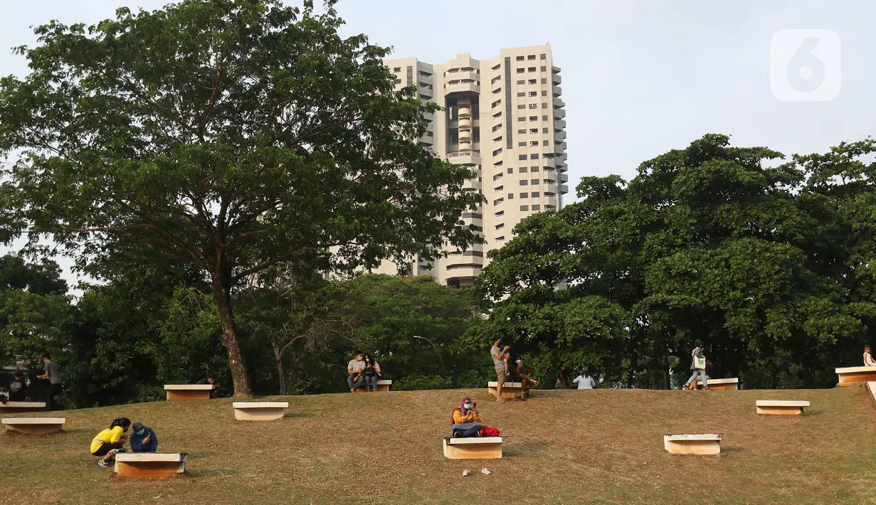 Warga menikmati pemandangan di Hutan Kota Gelora Bung Karno (GBK), Jakarta, Minggu (17/10/2021). Hutan Kota mulai dibuka secara umum dengan memberlakukan pembatasan sebanyak 150 orang dengan batas waktu satu jam kunjungan. (Liputan6.com/Herman Zakharia)