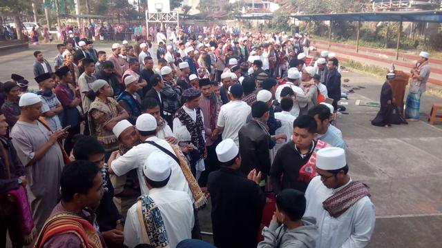Jemaah Majelis Taqorub Ilalloh kabupaten Garut, Jawa Barat  melangsungkan lebaran hari ini, satu hari lebih cepat dibanding keputusan pemerintah.