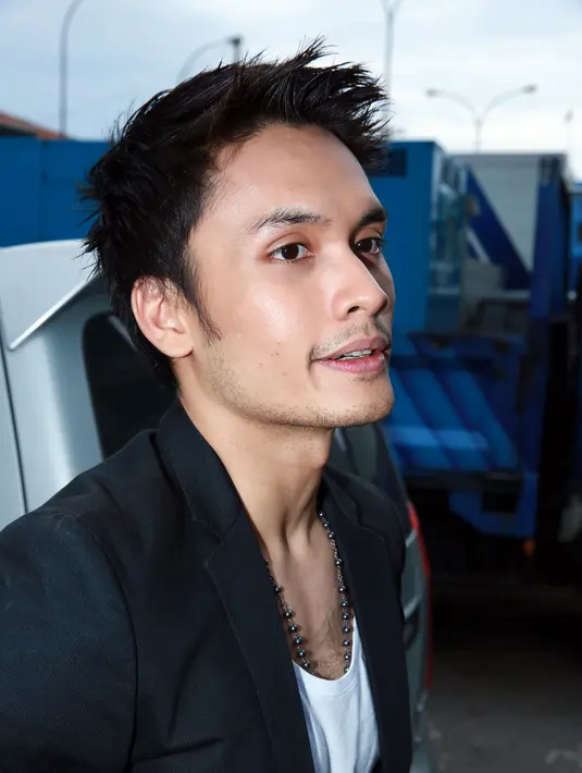 “Jadi justru dari permasalahan itu yg membuat kita mengenal satu sama lain, mendewasakan diri. Jadi makin tahu ‘oh dia tuh gasuka diginiin, klo gini pasti marah’ jadi semakin mengenal satu sama lain,” ujar Randy Pangalila. (Deki Prayoga/Bintang.com)