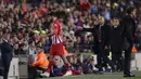 Striker Atletico Madrid, Diego Costa, meninggalkan lapangan usai dikartu merah wasit pada laga La Liga di Stadion Camp Nou, Sabtu (6/4). Barcelona menang 2-0 atas Atletico Madrid. (AP/Manu Fernandez)