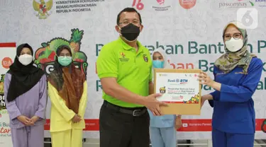 Direktur Utama Bank BTN Haru Koesmahargyo menyerahkan paket buah kepada tenaga kesehatan (Nakes) dalam acara Gelar Buah Nusantara (GBN) di Rumah Sakit Persahabatan Jakarta, Selasa (10/8/2021). Bank BTN memberikan 1.000 paket buah untuk nakes di Jakarta. (Liputan6.com/HO/BTN)