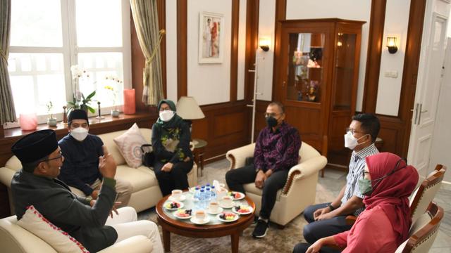 Pengurus Forum Pemimpin Redaksi Indonesia (Forum Pemred) bertemu dengan Gubernur Jawa Barat Ridwan Kamil. Kunjungan tersebut sekaligus menyampaikan ucapan duka cita atas meninggalnya Emmeril Kahn Mumtadz atau Eril. (Istimewa)