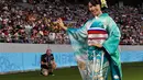 Seorang penari mengenakan pakaian tradisional Jepang, kimono tampil selama upacara pembukaan Rugby World Cup Pool 2019 jelang pertandingan antara Rusia dan Jepang di Stadion Tokyo (20/9/2019). Rugby World Cup Pool diselenggarakan dari 20 September hingga 2 November. (AFP Photo/Toshifumi Kitamura)