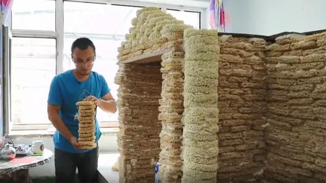 Demi Calon Anaknya, Pria Buat Rumah Bermain Pakai 2000 Mi Instan