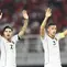 Bek Timnas Indonesia, Jay Idzes dan Kevin Diks. (Bola.com/Abdul Aziz)